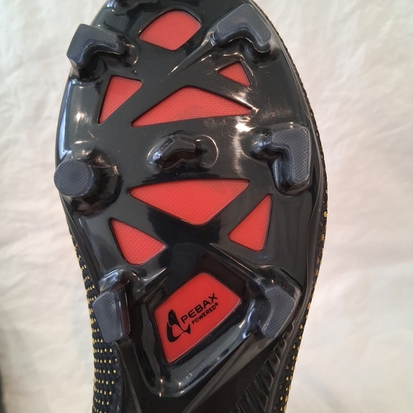 Umbro Black and Gold Athletic Soccer Shoes main image 5